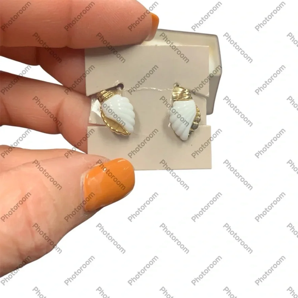 Avon Sea Swirls White and Gold Shell clip Earrings NIB 1985